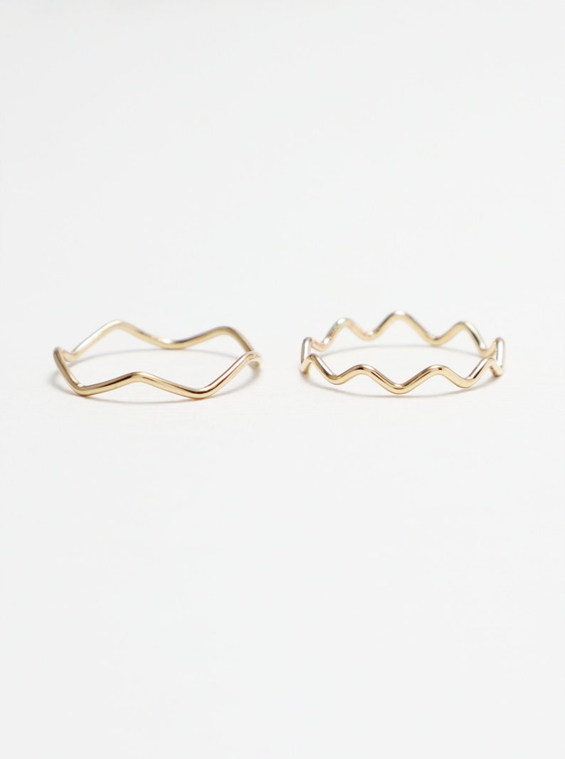 Thin Gold Wavy Wave Ring, Zig Zag Dainty Gold Rings For Women, Delicate Ring, Thumb Ring, Gold Filled, Minimalist Jewelry Gift Wave Rings imagem 3