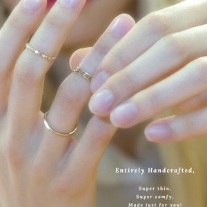 Op de afbeelding: Drie gouden ringen aan de vingers van een persoon. De ringen zijn dun en delicaat. De tekst op de afbeelding luidt "Volledig handgemaakt, Super dun, Super comfortabel, Gemaakt speciaal voor jou! Ringen verkrijgbaar bij IrresistiblyMinimal.etsy.com"
