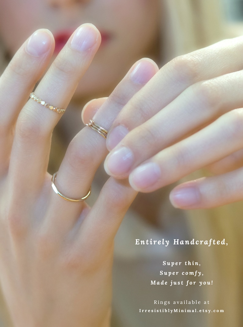 Op de afbeelding: Drie gouden ringen aan de vingers van een persoon. De ringen zijn dun en delicaat. De tekst op de afbeelding luidt "Volledig handgemaakt, Super dun, Super comfortabel, Gemaakt speciaal voor jou! Ringen verkrijgbaar bij IrresistiblyMinimal.etsy.com"