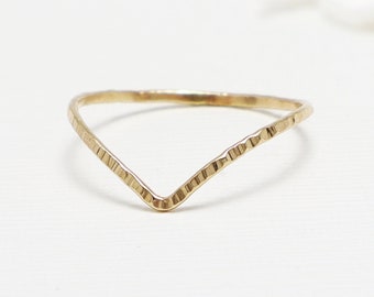 Super Thin Gold Line Hammered Chevron Ring, Gold V Ring, Dainty Gold Filled Ring, Anillo de oro de 14k para mujer, Anillo de pulgar delicado / Anillo de espíritu