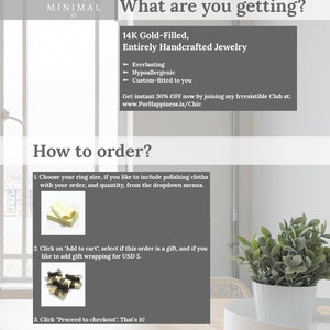 Pu&ograve; includere: Una grafica grigia e bianca con il testo "What are you getting?" e "How to order?" La grafica descrive gioielli interamente realizzati a mano in oro 14 carati, che sono durevoli, ipoallergenici e su misura. Include anche istruzioni su come ordinare i gioielli, tra cui la scelta della misura dell'anello, l'aggiunta di panni per la lucidatura e la selezione di una confezione regalo.