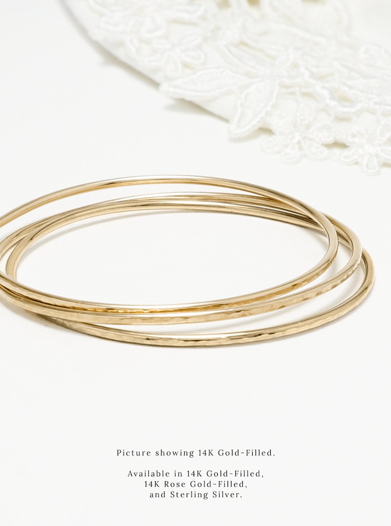 Set di 3 sottili bracciali in oro martellato, semplici bracciali in oro per donna, delicati bracciali minimalisti, delicati bracciali impilabili / bracciali celebrativi 3 Gold Bracelets