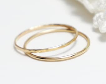 Superdunne gouden ring set van 2, gehamerde, gladde, gouden ringen voor vrouwen, sierlijke duimring, 14 kt gold filled stapelring | Nirvana-ringen