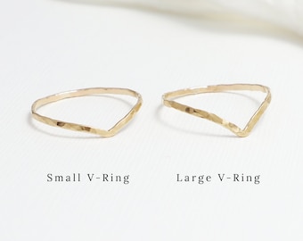 Anillo de oro superfino con forma de chevrón en V, anillo curvo martillado, delicados anillos de oro para mujer, anillo para el pulgar, delicado anillo minimalista apilable / Anillos Esprit
