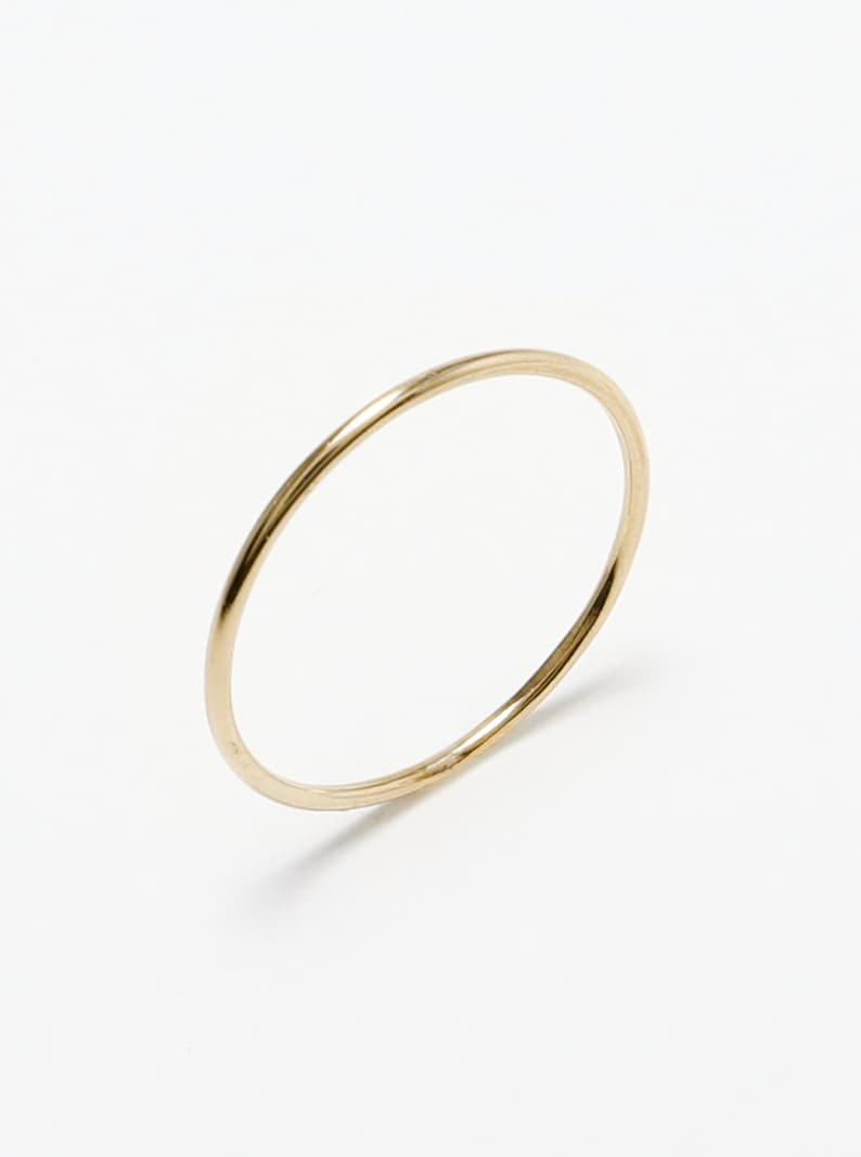 Peut inclure: Une bague simple en or.