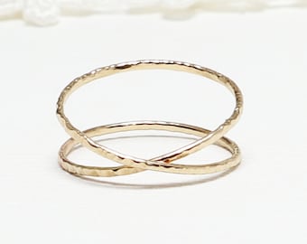 Super dünner gehämmerter X-Ring aus Goldlinie, Criss-Cross-Goldringe für Frauen, Daumenring, zierlicher minimalistischer zarter Versprechensring | LOVEx Ring