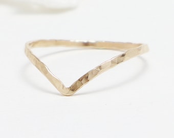 Anillo de oro martillado súper fino con diseño de chevrón, anillo de oro en forma de V, delicado anillo chapado en oro, anillos de oro de 14k para mujer, delicado anillo para el pulgar / anillo Esprit