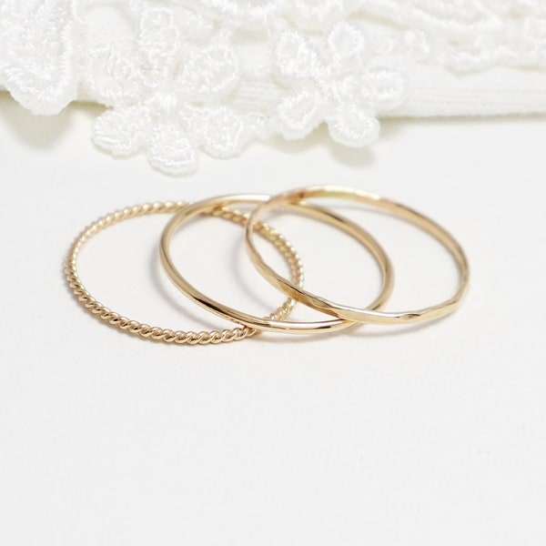 Set di 3 anelli d'oro super sottili, anelli d'oro per donne, martellato, twist, anello per il pollice, oro riempito 14K, delicato set semplice stack / anelli della beatitudine