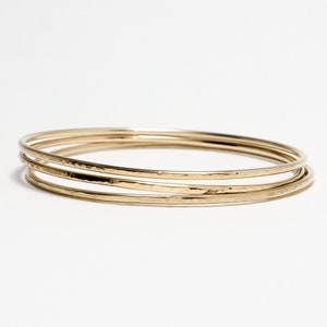 Set di 3 sottili bracciali in oro martellato, semplici bracciali in oro per donna, delicati bracciali minimalisti, delicati bracciali impilabili / bracciali celebrativi immagine 7