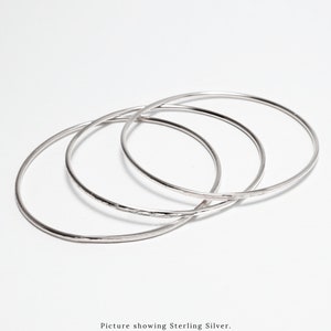 Set di 3 sottili bracciali in oro martellato, semplici bracciali in oro per donna, delicati bracciali minimalisti, delicati bracciali impilabili / bracciali celebrativi 3 Silver Bracelets