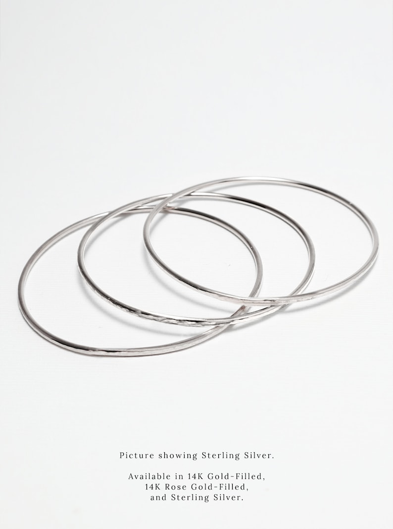 Set di 3 sottili bracciali in oro martellato, semplici bracciali in oro per donna, delicati bracciali minimalisti, delicati bracciali impilabili / bracciali celebrativi 3 Silver Bracelets