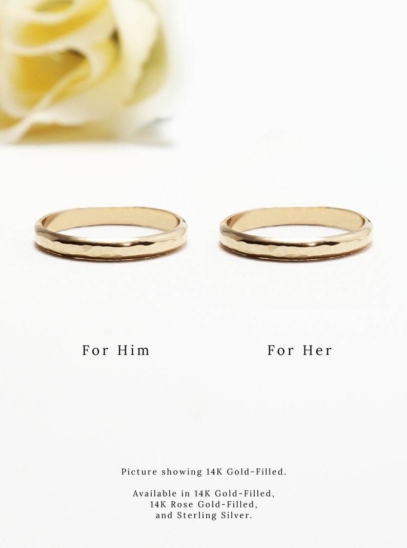 K&ouml;nnte beinhalten: Zwei goldgef&uuml;llte Ringe mit geh&auml;mmerter Textur. Die Ringe werden nebeneinander gezeigt, mit dem Text "F&uuml;r Ihn" und "F&uuml;r Sie" unter jedem Ring. Der Text "Bild zeigt 14 Karat Gold gef&uuml;llt. Erh&auml;ltlich in 14 Karat Gold gef&uuml;llt, 14 Karat Ros&eacute;gold gef&uuml;llt und Sterlingsilber." befindet sich unter den Ringen.