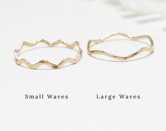 Dunne gouden gehamerde golvende ring, stapelringen voor vrouwen, sierlijke zigzagring, delicate ring, duimring, minimalistische ring | Gegolfde ringen