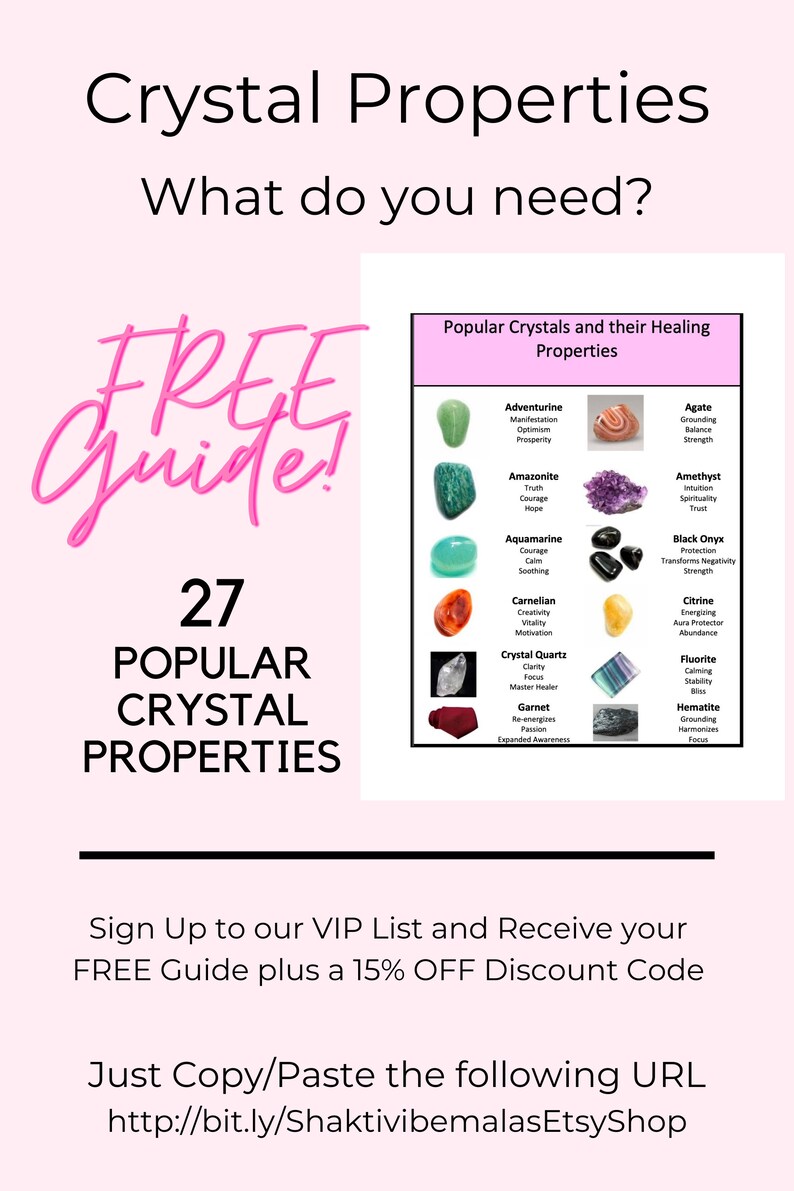 Pu&ograve; includere: Una grafica rosa e bianca con il testo "FREE Guide!" e "27 POPULAR CRYSTAL PROPERTIES". Una tabella elenca 27 cristalli popolari e le loro propriet&agrave; curative. La tabella include il nome del cristallo, una piccola immagine del cristallo e un elenco delle propriet&agrave; curative del cristallo.