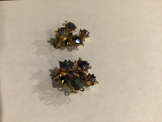 Vintage 1940s Austrian Gold tone clip on Indigo B… - image 4