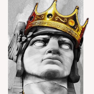 Puede incluir: Una estatua en blanco y negro de un hombre que lleva una corona dorada con detalles rojos y amarillos. La estatua tiene una expresión seria y mira hacia arriba.