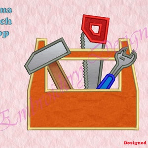 Pode incluir: Uma caixa de ferramentas laranja com contorno amarelo, contendo um martelo prateado, uma serra com cabo vermelho e uma chave inglesa com cabo azul.