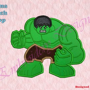 Puede incluir: Personaje de dibujos animados verde y negro con una cabeza grande y una expresión seria. El personaje lleva pantalones cortos marrones y tiene grandes puños verdes.