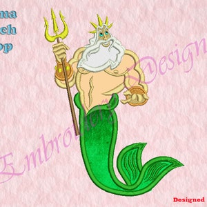 以下が含まれることがあります： ディズニー映画「リトル・マーメイド」のトリトン王の刺繍デザイン。白いひげ、金の冠、トライデントを身に着けています。緑色の尻尾をしており、上半身は筋肉質です。