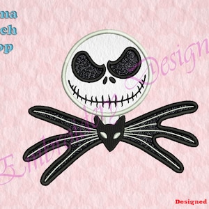 Puede incluir: Diseño de bordado en blanco y negro de Jack Skellington, el Rey Calabaza de Pesadilla Antes de Navidad. El diseño presenta su característica sonrisa cosida y sus manos esqueléticas.