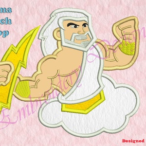 以下が含まれることがあります： 白い髪とひげを生やした漫画のキャラクターが稲妻を持っている刺繍のデザイン。キャラクターは白いローブを着て、白い雲の上に立っています。デザインは黄色、白、薄い茶色です。