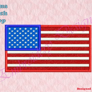 Op de afbeelding: Een geborduurde Amerikaanse vlagpatch met rode en witte strepen en een blauw veld met sterren. De vlag is rood omrand.