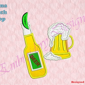 Puede incluir: Una botella de cerveza amarilla con una etiqueta verde que dice "BEER" y una rodaja de lima en la parte superior. Junto a la botella hay una jarra de cerveza amarilla con espuma blanca en la parte superior.