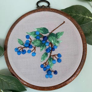 ブルーベリーの手刺繍6インチ枠