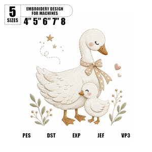 Op de afbeelding: Een borduurontwerp met een moedergans en een gansje in crème. Het ontwerp bevat een strik, sterren en harten. De tekst luidt "EMBROIDERY DESIGN FOR MACHINES" en vermeldt maten van 10.16cm tot 20.32cm.