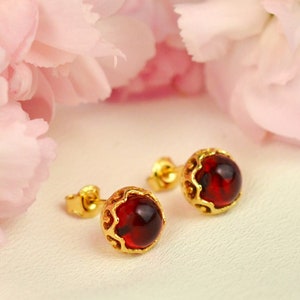 Boucles d&#39;oreilles à tige en ambre rouge de la Baltique, véritable ambre de la Baltique, boucles d&#39;oreilles en or ambre, boucles d&#39;oreilles rondes, argent sterling plaqué or, boucles d&#39;oreilles en pierre rouge