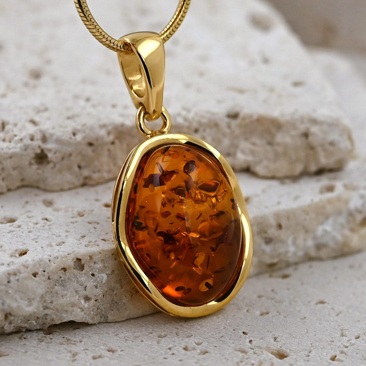 Sang De Miel. Pendentif En Ambre Doré Brillant Et Chaîne Serpent