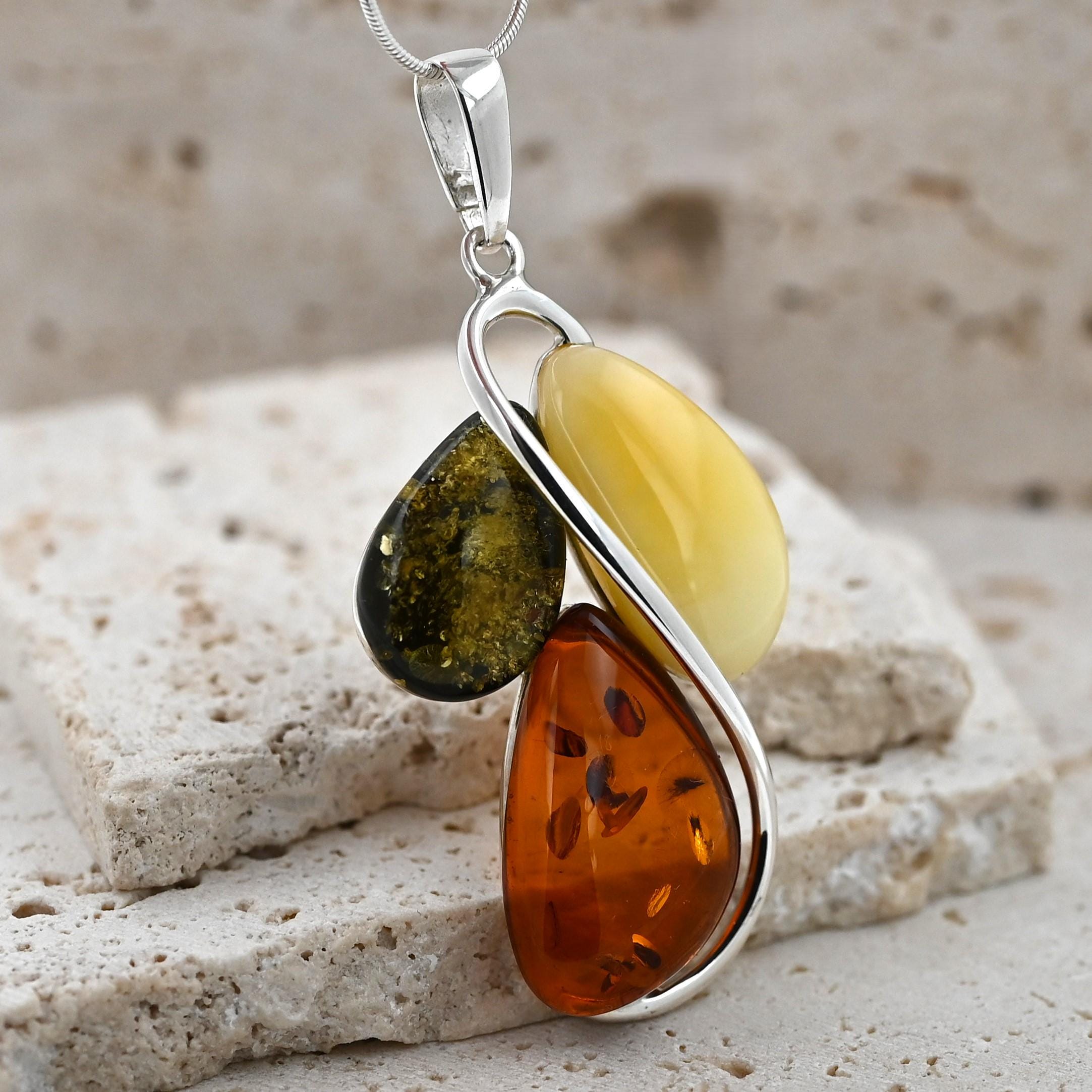 スタイリッシュなバルト海産琥珀のマルチカラーペンダント、天然琥珀