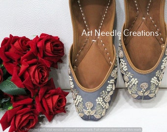 Zapatos de mujer de crema india hechos a mano Mojarios de piel sintética Punjabi Jutties Chanclas Zapatos Zapatos para mujer Zapatos sin cordones Juttis y mojaris 