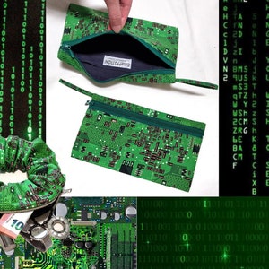 Könnte beinhalten: Eine grüne Reißverschlusstasche mit einem Leiterplattenmuster. Die Tasche ist offen und hat ein schwarzes Futter. Die Tasche befindet sich auf einem weißen Hintergrund. Die Tasche ist aus Stoff und hat einen Reißverschluss. Die Tasche ist eine großartige Möglichkeit, kleine Gegenstände wie Stifte, Bleistifte und anderes Zubehör zu verstauen.