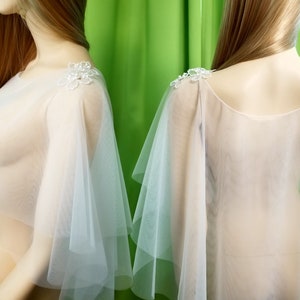 Braut Topper Cape Brautumhang maßgefertigt transparente Naht doppellagig 3D-Blüten-Spitzendetail Blüte Applikation EastMOTION Design