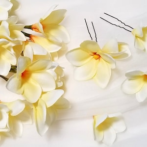 Frangipani Braut Haarschmuck Haarnadel tropische Blüte exotisch Hawaii Strandhochzeit Stoffblume realistisch EastMOTION Design