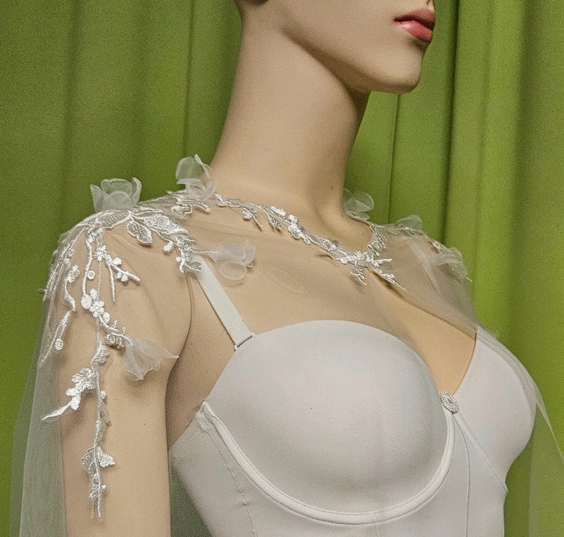Floral Paradise Braut Schleier Umhang Spezialanfertigung 3D Oganza Blüte Spitze Applikation exklusiv Hochzeit Cape EastMOTION Design Bild 3