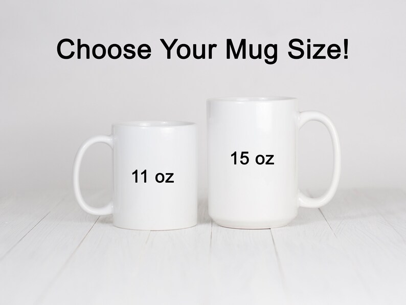 Puede incluir: Dos tazas de cer&aacute;mica blanca, una de 11 oz y otra de 15 oz, una al lado de la otra sobre una superficie de madera blanca. &iexcl;Elige el tama&ntilde;o de tu taza!