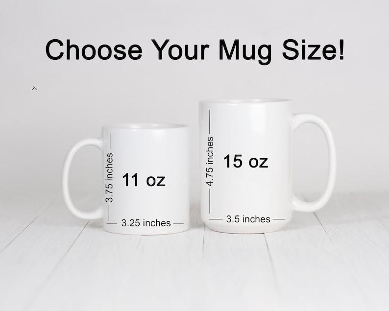 K&ouml;nnte beinhalten: Zwei wei&szlig;e Keramikbecher mit schwarzem Text, der die Gr&ouml;&szlig;e und das Volumen jedes Bechers anzeigt. Der kleinere Becher ist 11 oz und 3,25 Zoll breit. Der gr&ouml;&szlig;ere Becher ist 15 oz und 3,5 Zoll breit.