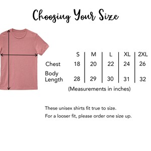 Puede incluir: Una tabla de tallas para camisas unisex con medidas en pulgadas para el pecho y la longitud del cuerpo. La tabla muestra las tallas S, M, L, XL y 2XL. El texto dice "Choosing Your Size" y "Estas camisas unisex se ajustan al tama&ntilde;o. Para un ajuste m&aacute;s holgado, por favor pida una talla m&aacute;s grande."