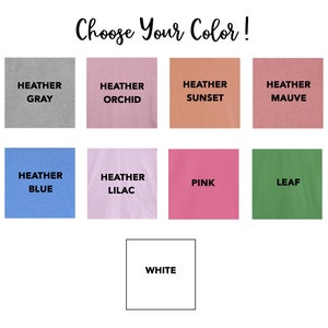Puede incluir: Una carta de colores que muestra 10 opciones de colores diferentes para camisetas, tanto en tonos lisos como en tonos jaspeado. Los colores incluyen gris jaspeado, orqu&iacute;dea jaspeado, atardecer jaspeado, malva jaspeado, azul jaspeado, lila jaspeado, rosa, hoja y blanco.