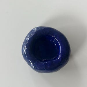 Modern Egg Cup, Handmade. Der Eierbecher ist handgefertigt und durch kleine Unebenheiten einzigartig, charmant & unperfekt.
