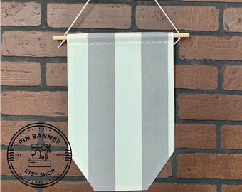 Blanco canvas banner met witte en grijze strepen, trapeziumvormige bodem, inclusief pluggenstang en touwtje, prikbord, pindisplay, emaille opslagbanner