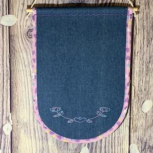 Espositore per spille in denim con bellissimo ricamo sul fondo e bordi nastrati con doppia piega a contrasto, striscione da parete, bacheca smaltata.