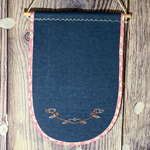 Espositore per spille in denim con bellissimo ricamo sul fondo e bordi nastrati con doppia piega a contrasto, striscione da parete, bacheca smaltata.