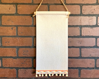 Hoge blanco canvas banner met prachtige vintage lintversiering en pom pom bal franje, rechthoekige pin collectie banner, emaille pin banner