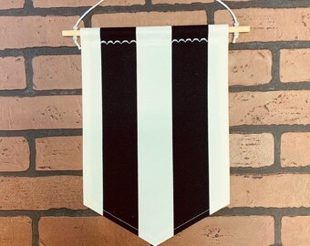 Grote speldbanner. Emaille pinbanner met zwarte en witte strepen, pinwimpel, emaille pinshouder, canvas pinbanner, eend canvas pin-wimpel