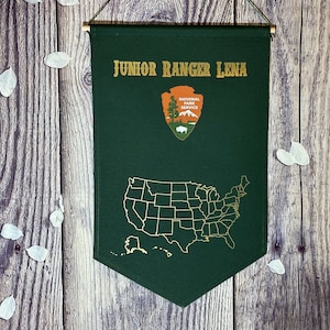 Personalisierte Waldgrün Banner mit Gold Text und Gold Umrissene US Karte / Nationalparks Pin Wimpel mit Gold Benutzerdefiniertem Namen NPC Logo US Karte