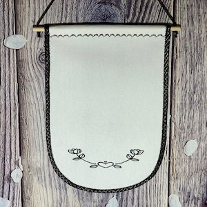 Display a spille bianco con bellissimo ricamo sul fondo e bordi nastrati con doppia piega a contrasto, striscione da parete, bacheca smaltata.