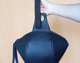 Bolso geométrico de piel vegana, bolso escultural con asa superior, bolso minimalista llamativo, bolso de diseño único.